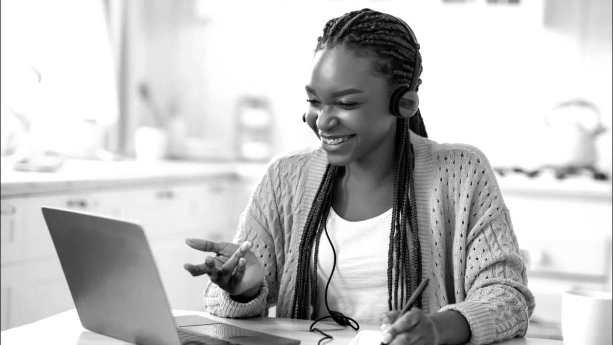 Sesión educativa en línea con participantes conectados remotamente