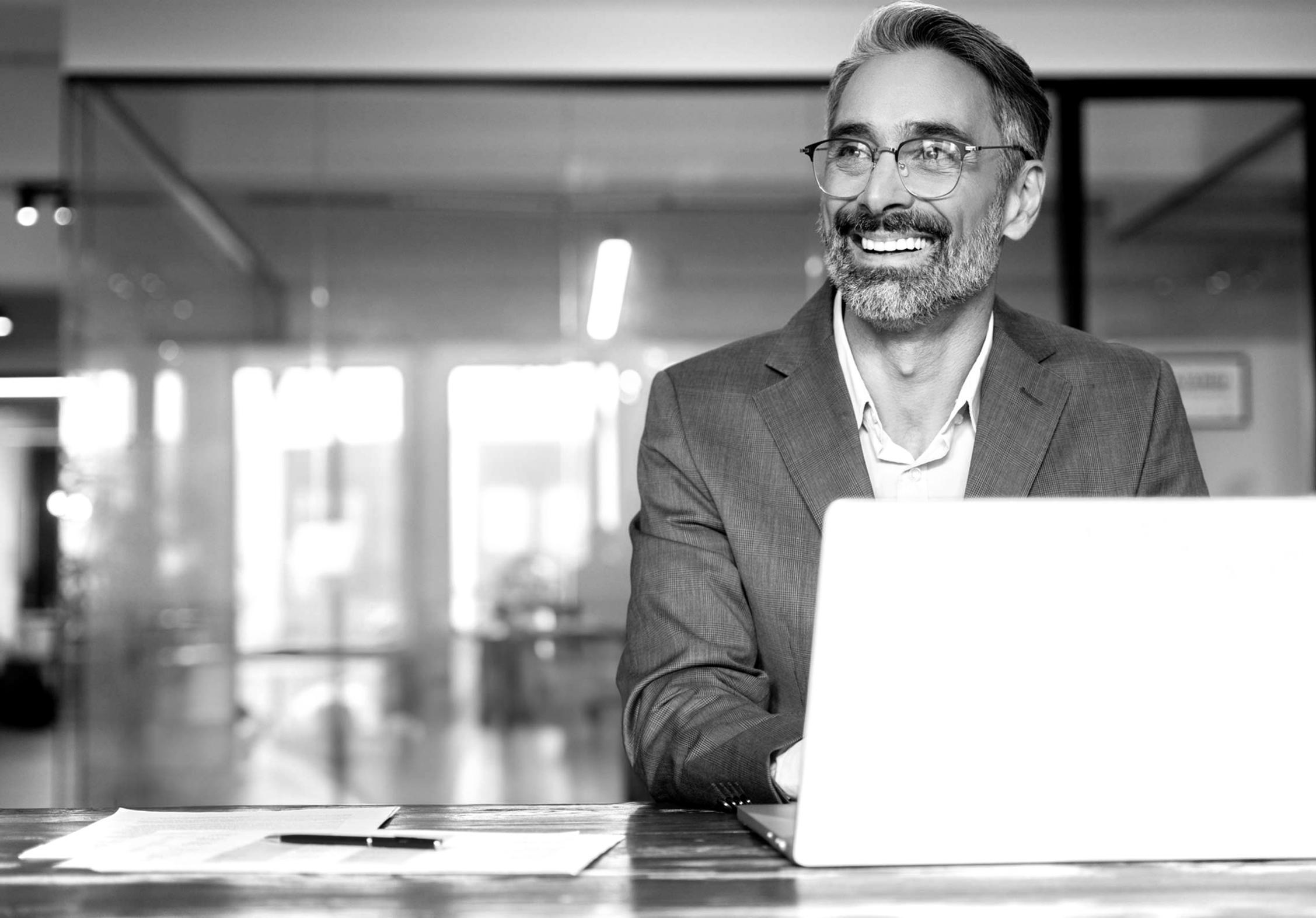 Equipo empresarial analizando datos de diversificación comercial